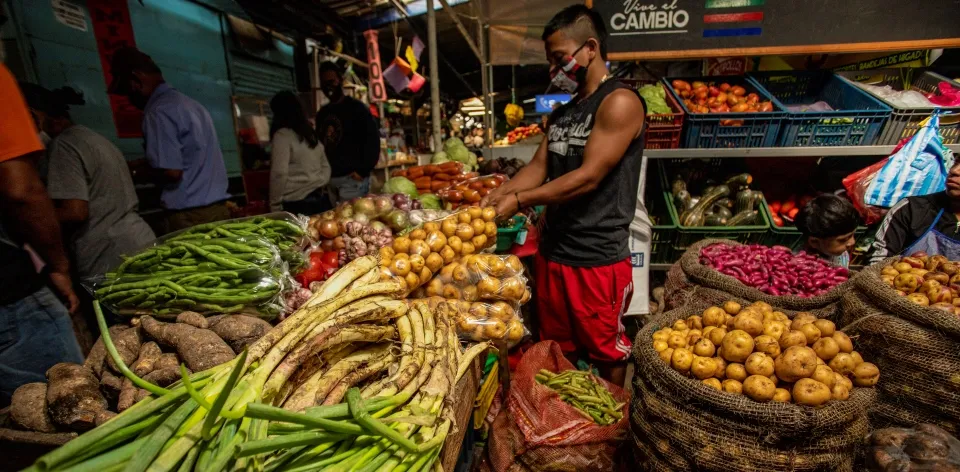 Los precios al consumidor de alimentos en febrero de 2023 registran una menor variación mensual y año corrido