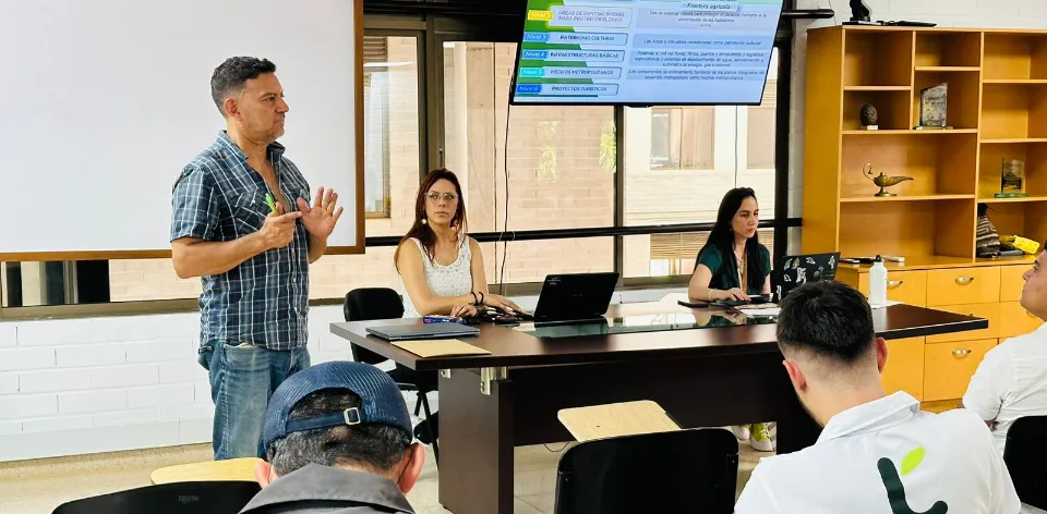 Representatives from Caramanta, Valparaíso, Támesis, Pueblorrico, Jericó, Santa Bárbara, and La Pintada learn about APPA progress