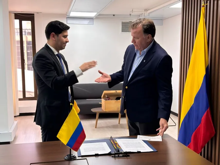 Se posesiona ante el ministro del Agricultura, Indalecio Dangond Baquero, el nuevo director general (e) de la #UPRA, Alberto José Esmeral Ramírez.